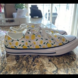Junior Converse Low Top - Size 6 - Lemon Print